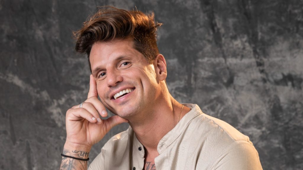 Former Big Brother Brazil contestant Fernando Fernandes regains mobility; watch his emotional response