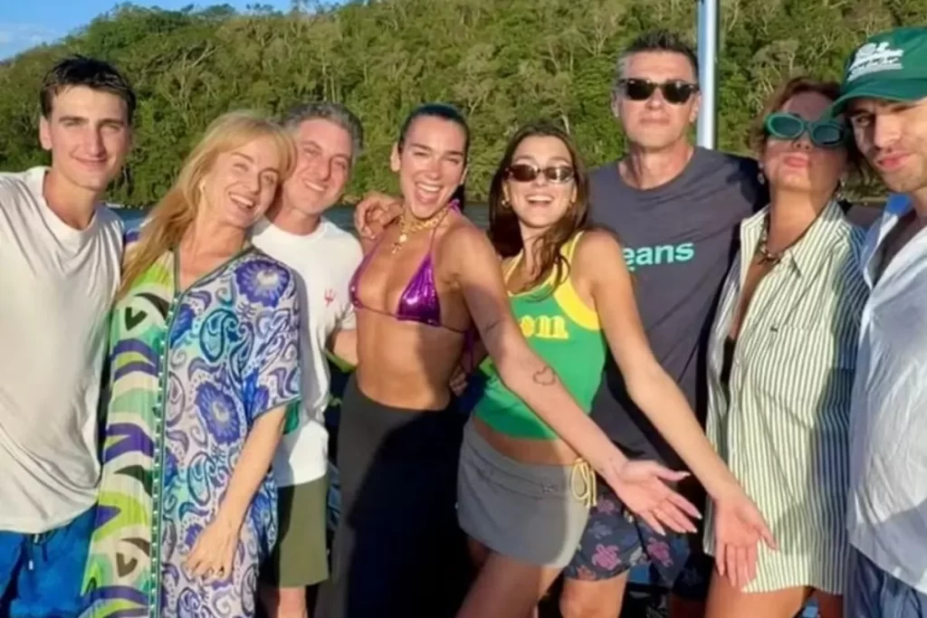 Angélica e Luciano Huck recebem Dua Lipa e família