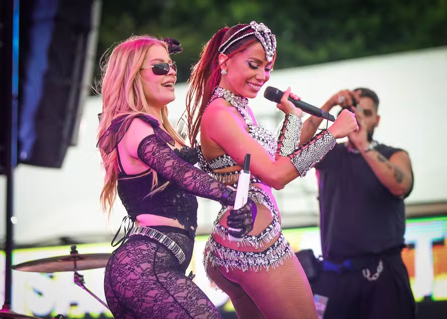 Anitta entra em polêmica explosiva com Virginia após vídeo envolvendo macaco e Vini Jr. causar revolta nas redes