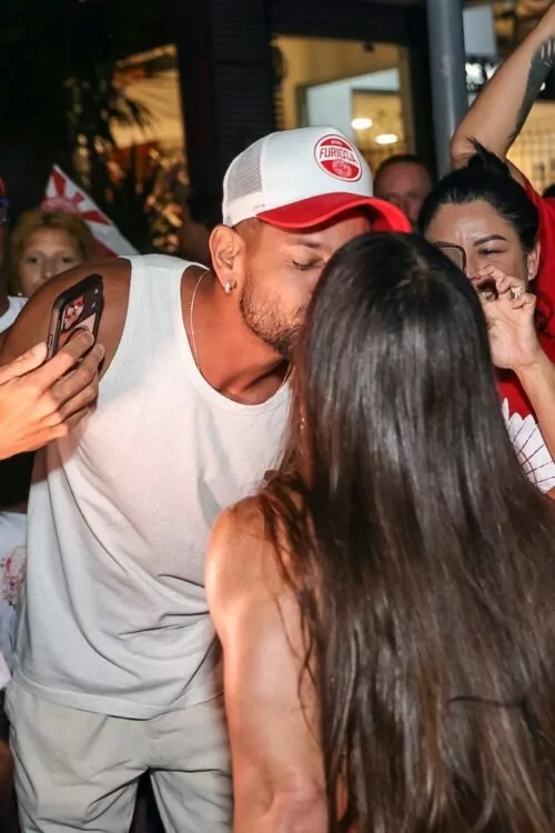 Viviane e o marido se beijam