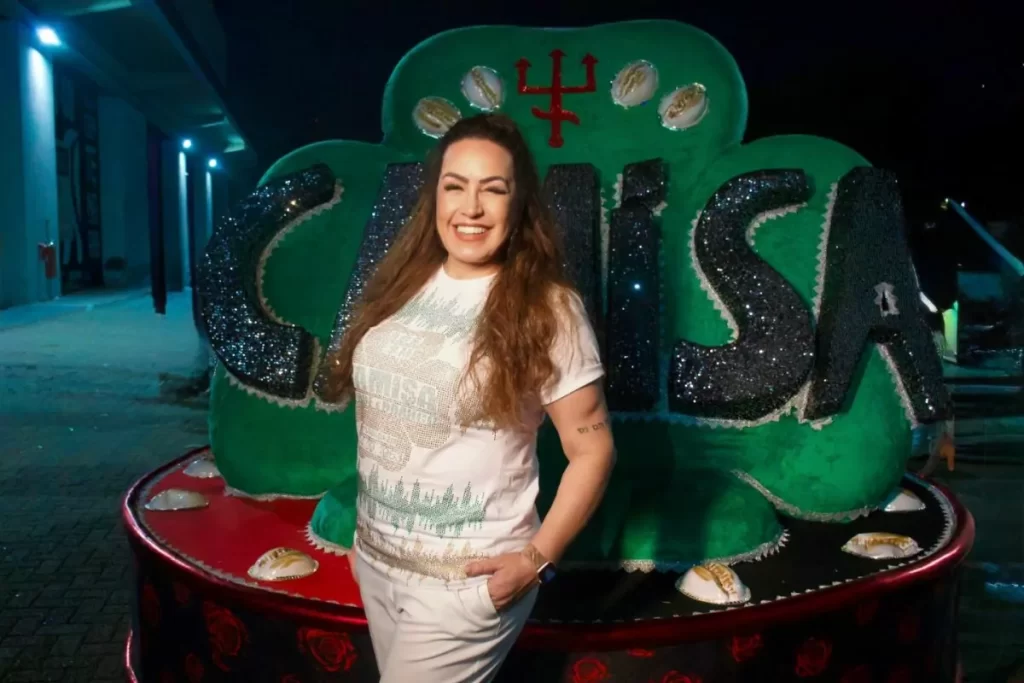 Gina Garcia se diverte em evento do samba – OFuxico