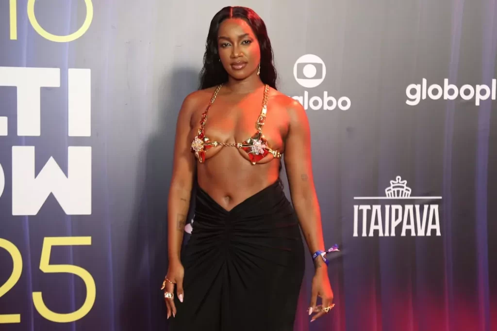 Prêmio Multishow: IZA improvisa no look e motivo surpreende – OFuxico