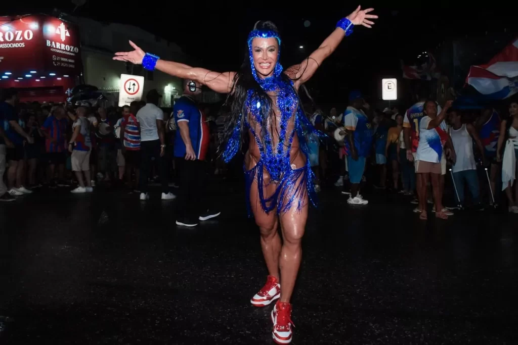 Gracyanne samba na chuva no último ensaio da União da Ilha – OFuxico