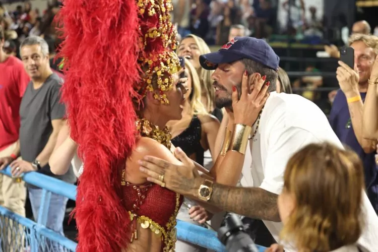 Cintia Dicker recebe o carinho do marido, Pedro Scooby