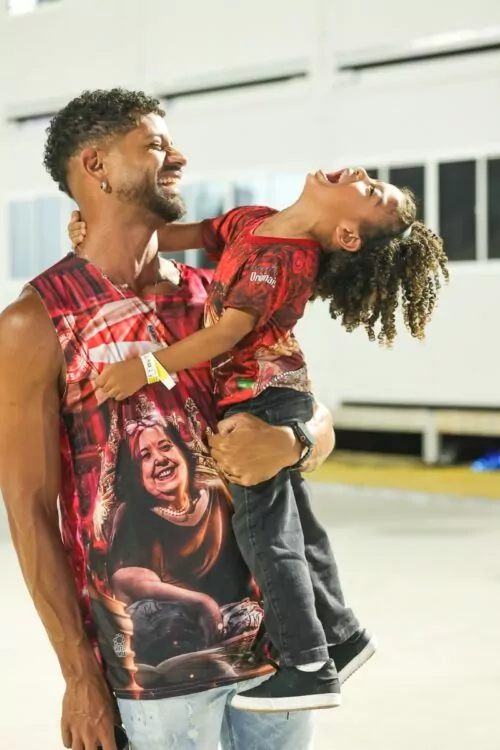 Marido e filho de Viviane Araújo na Sapucaí
