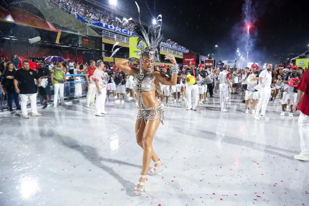 De volta à Sapucaí, Juliana Paes se emociona e samba na chuva – OFuxico