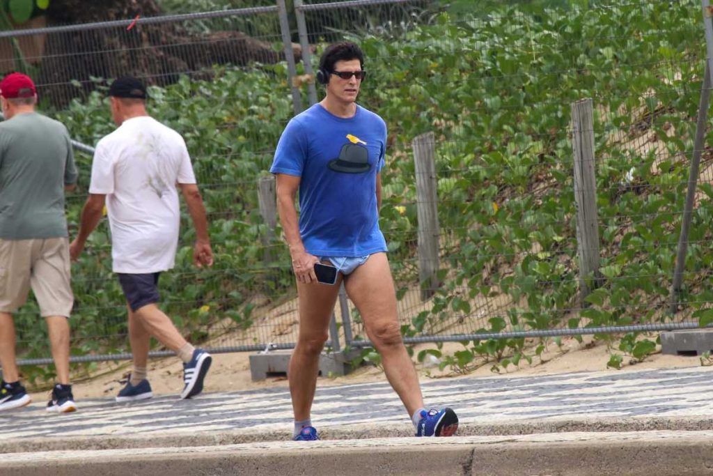 Reynaldo Gianecchini exibe pernas fortes caminhando na orla – OFuxico
