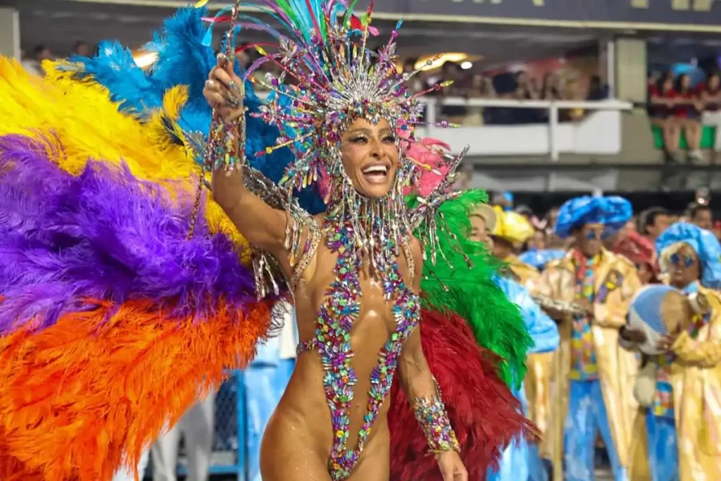 Carnaval: Sabrina Sato esbanja carisma desfilando pela Vila Isabel