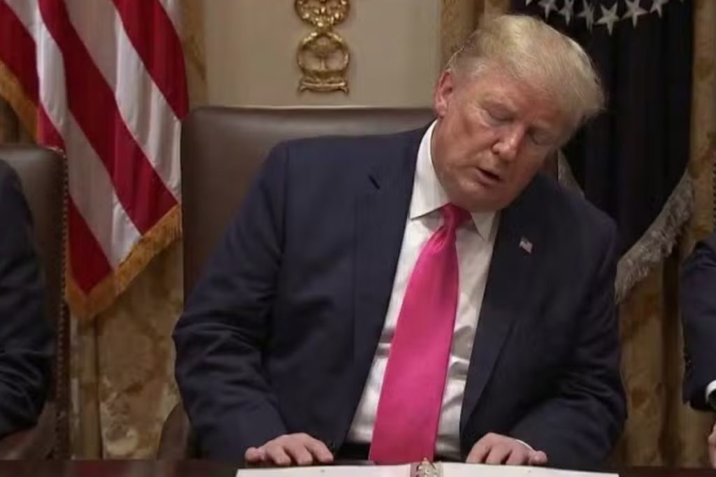 Trump é flagrado cochilando em reunião sobre Gaza – OFuxico