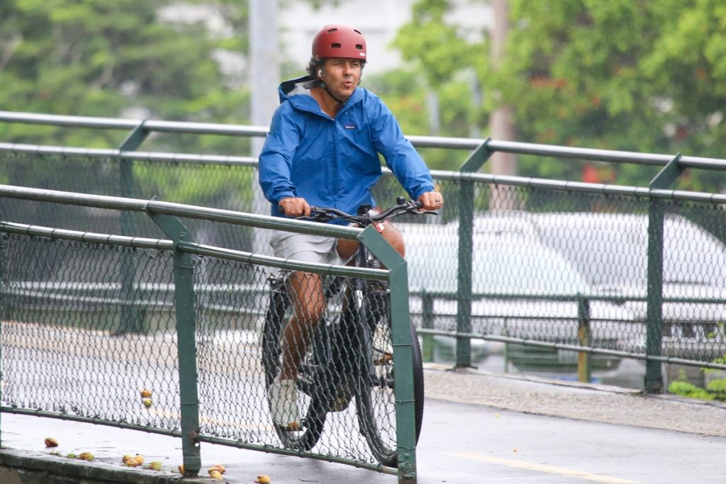 Marcos Palmeira aproveita momento livre e pedala na chuva – OFuxico